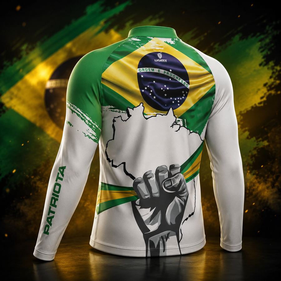 Detalhe das costas da Camisa Sou Patriota com bandeira do Brasil